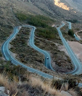 carretera con curvas señalizada por Ingetrafic