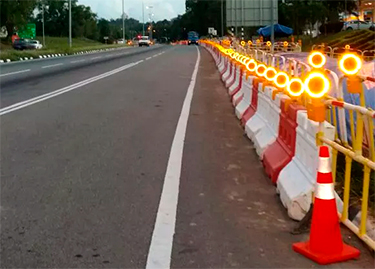señales de seguridad luminosas sobre la via